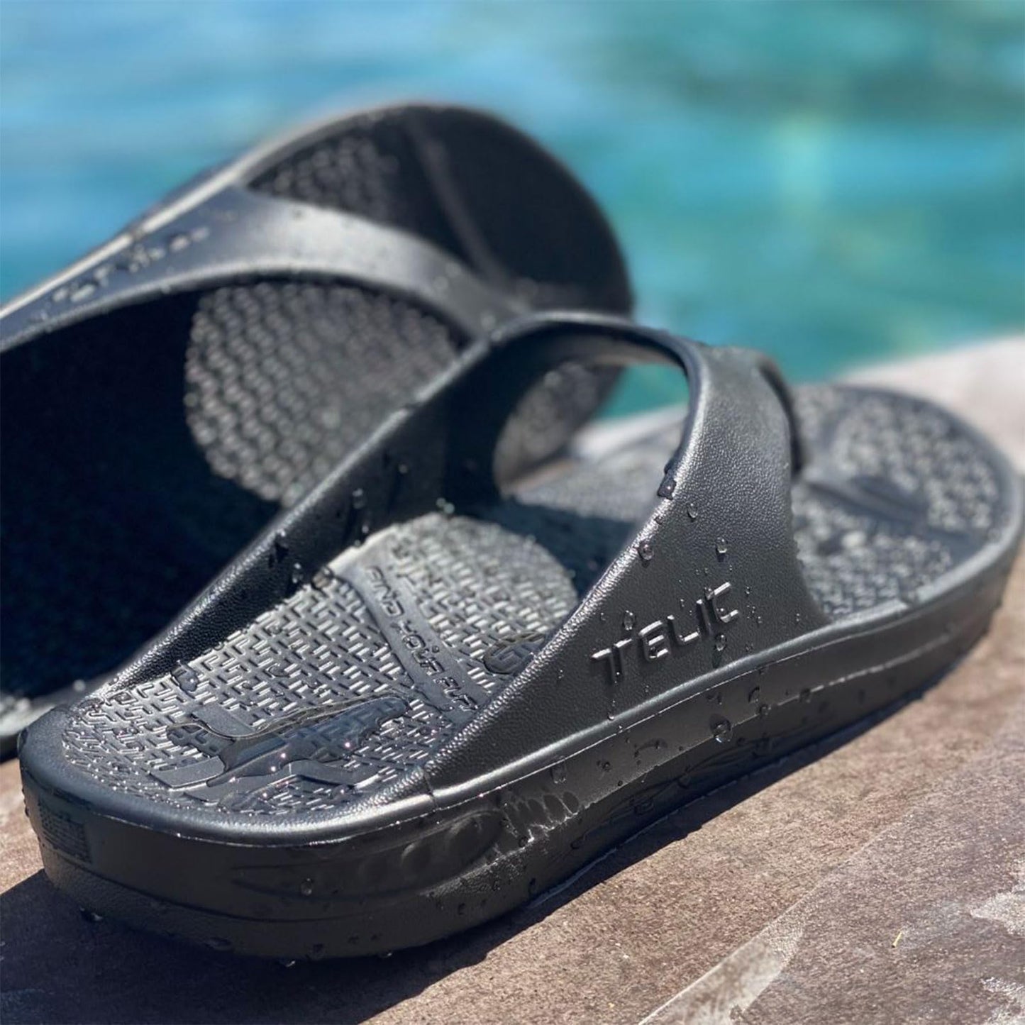 TELIC Unisex Energy Made in USA Pillow-Soft, Supportive, Lightweight, Waterproof Arch Support Flip Flops for Beach & Pool, Midnight Black