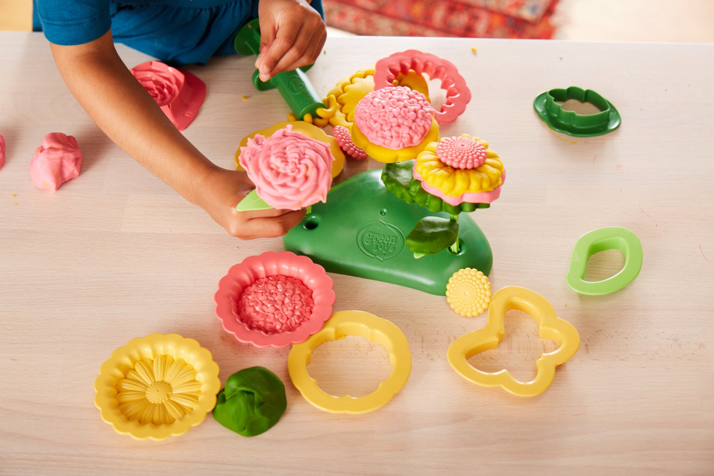 Green Toys Flower Maker Dough Set-21 Piece Pretend Play,Motor Skills,Creative Arts &Crafts Activity Kids Toy Set ,No BPA, phthalates, Dishwasher Safe Recycled Plastic Tools,Organic Dough, Made in USA